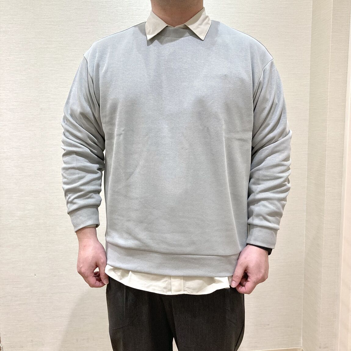 ペールグリーンの二重編みクルーネックプルオーバーを着用した男性