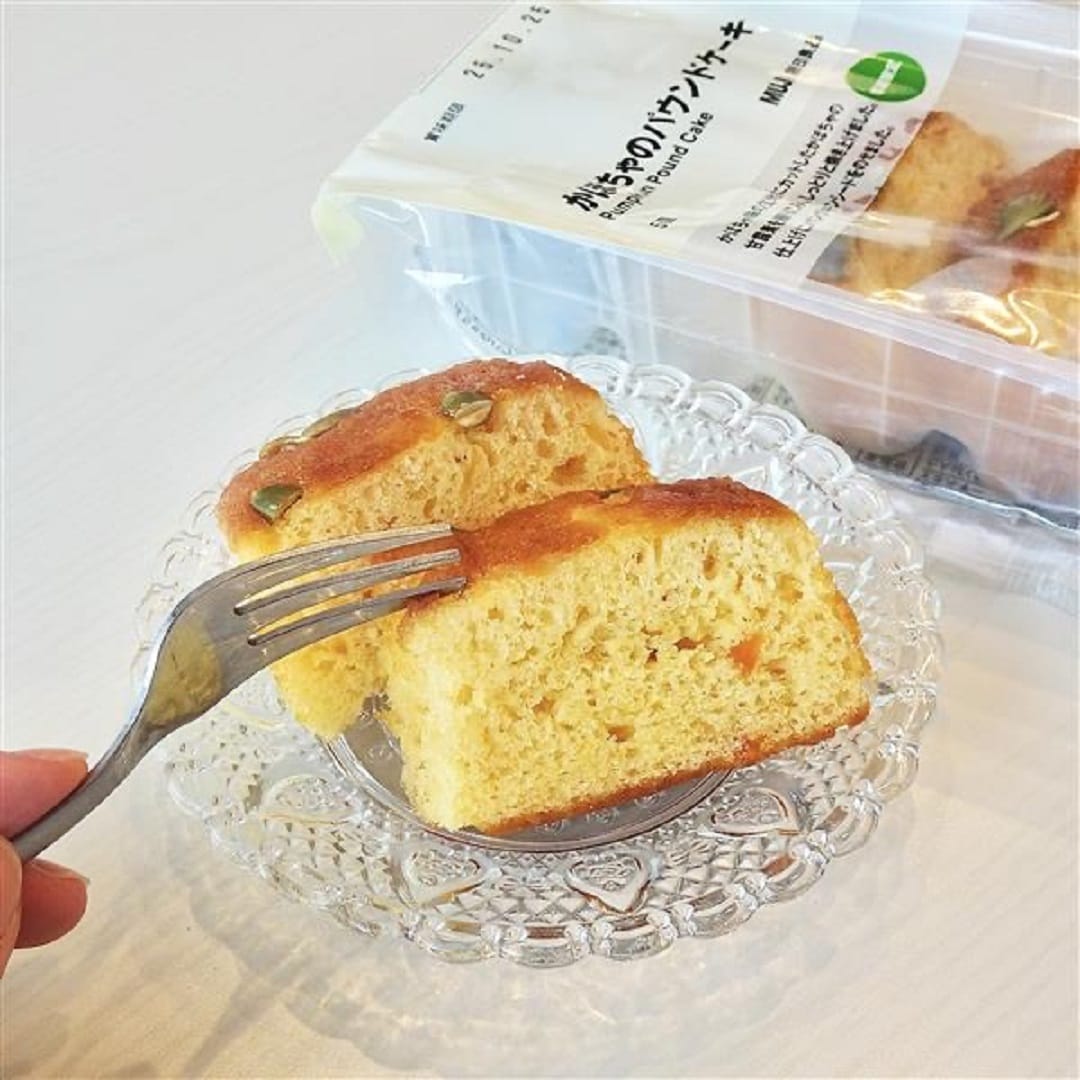 パウンドケーキを食べようとしている様子