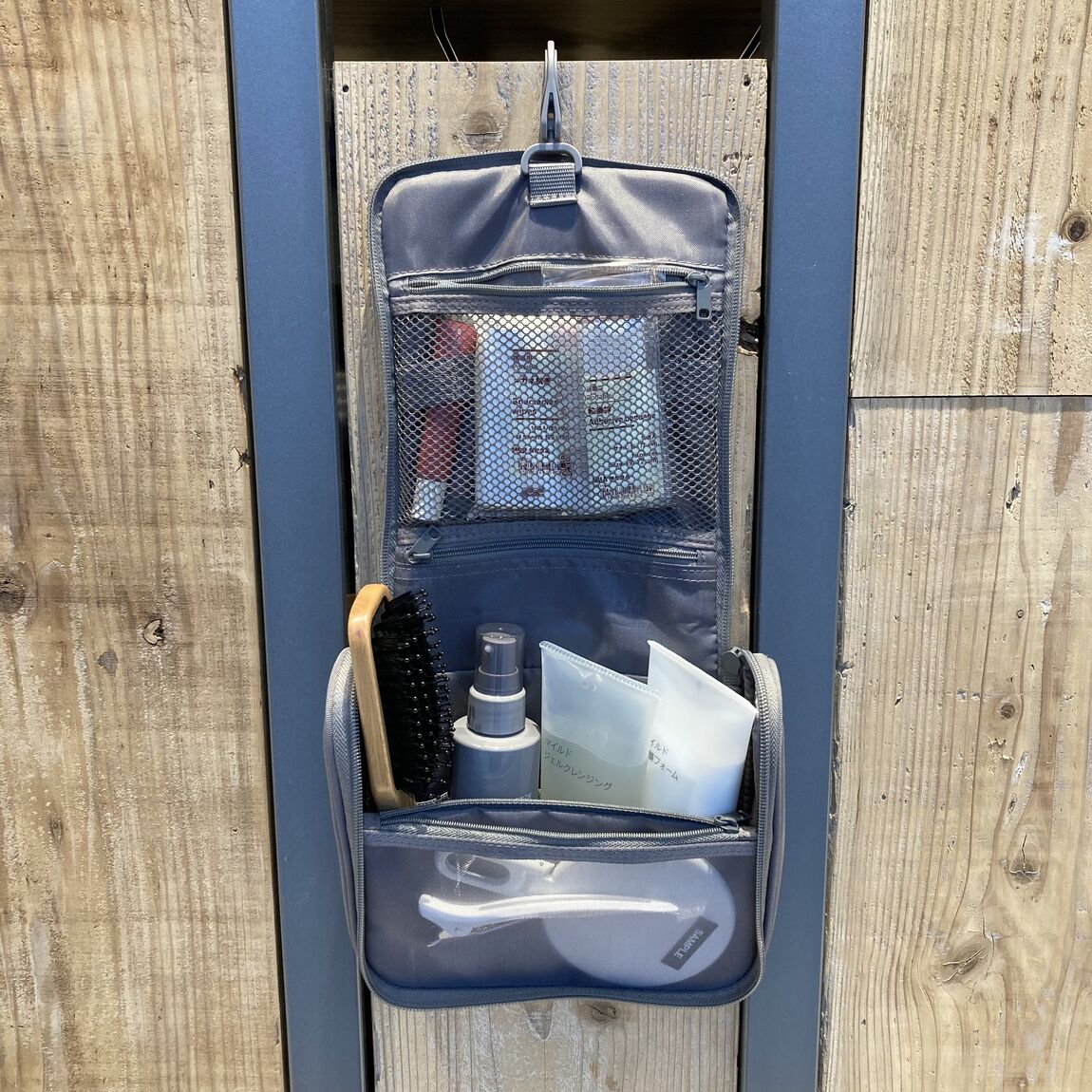 ケースの中に物を入れた写真