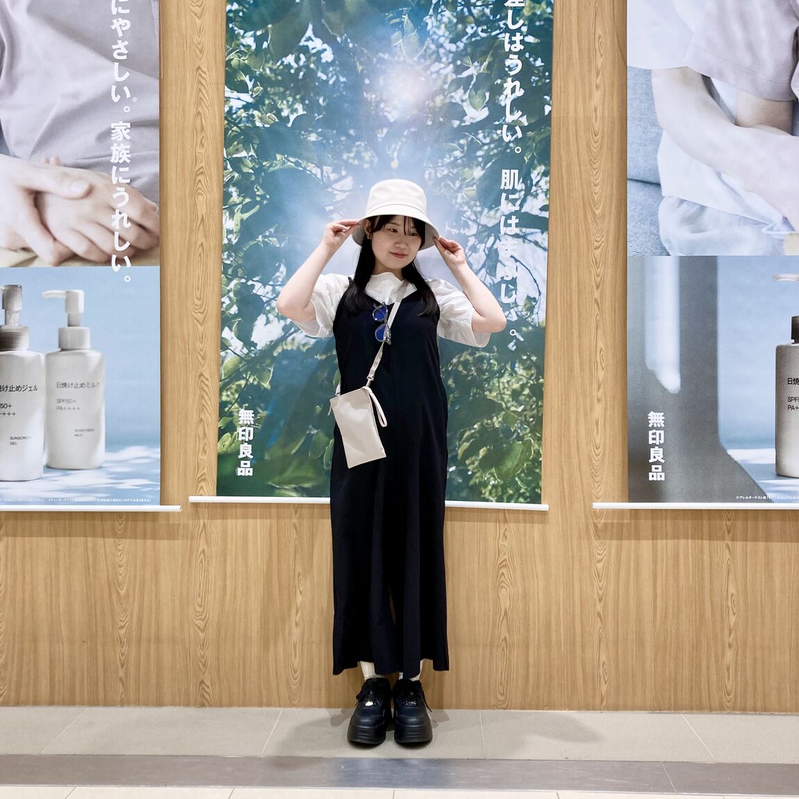 サロペットを着た女性スタッフ