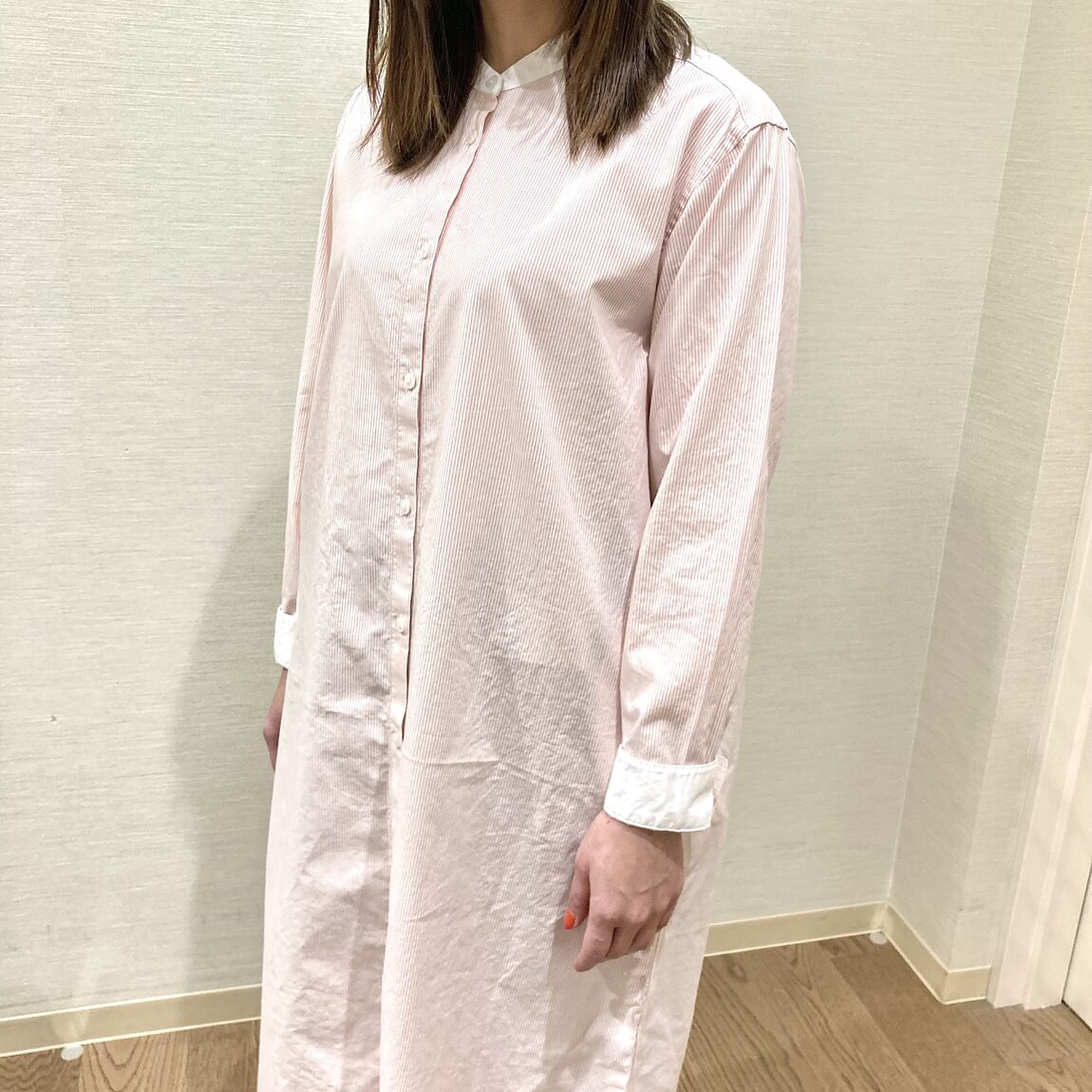 ピンクのワンピースを着用した女性
