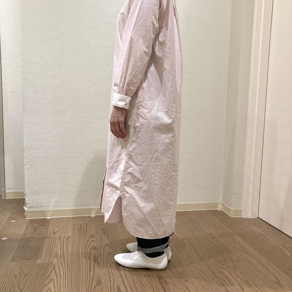 ピンクのワンピースを着用した女性