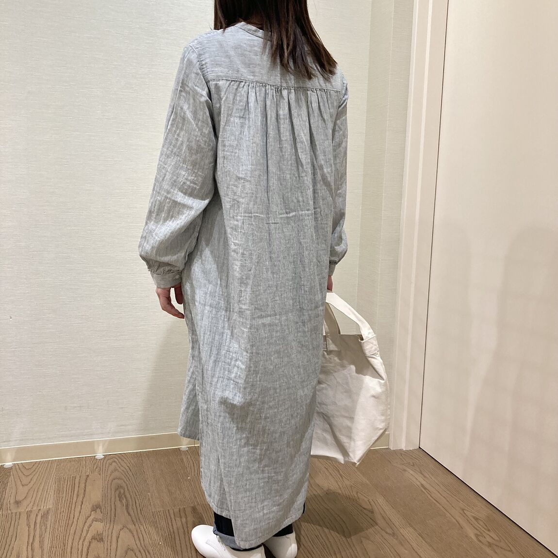 グリーンストライプのワンピースを着用した女性