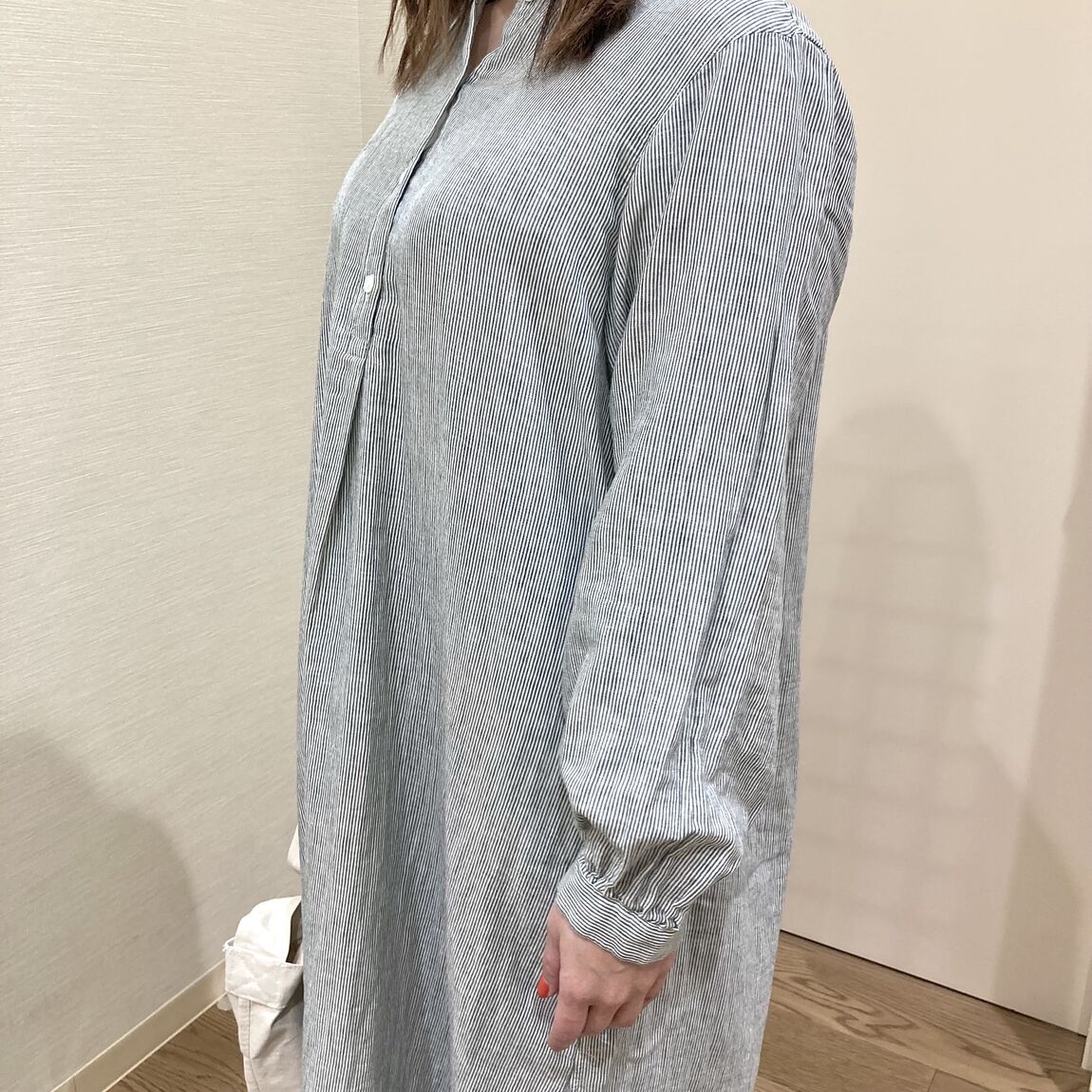 グリーンストライプのワンピースを着用した女性