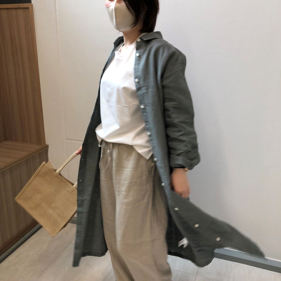 リネン着用の女性スタッフ