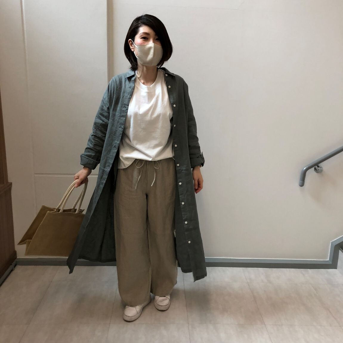 リネン着用した女性スタッフ