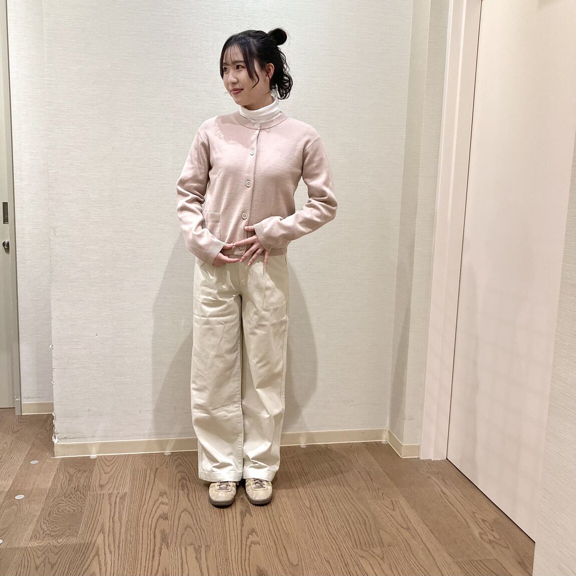 ピンクのカーディガンを着用した女性
