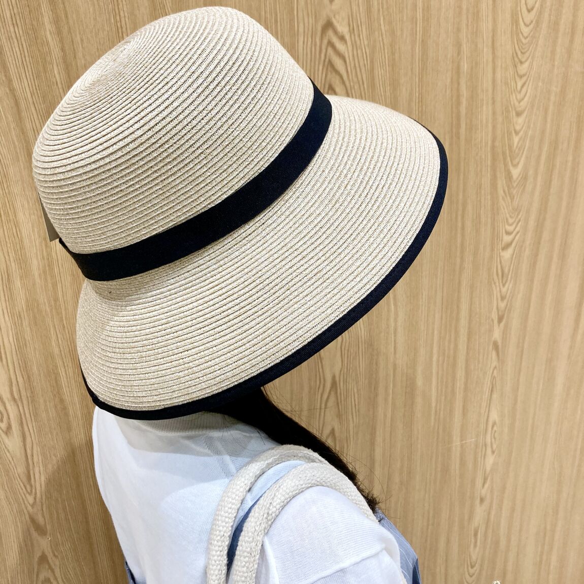 キャペリンを被った女性スタッフの後ろ姿