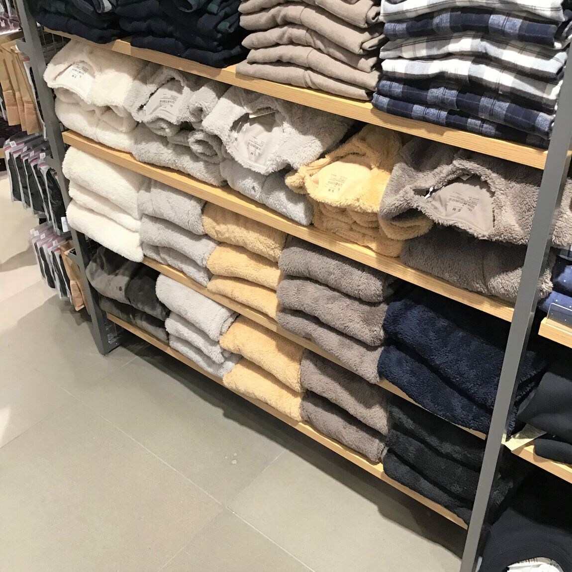 【MUJIcomアトレヴィ巣鴨】カーディガンとパンツ売場