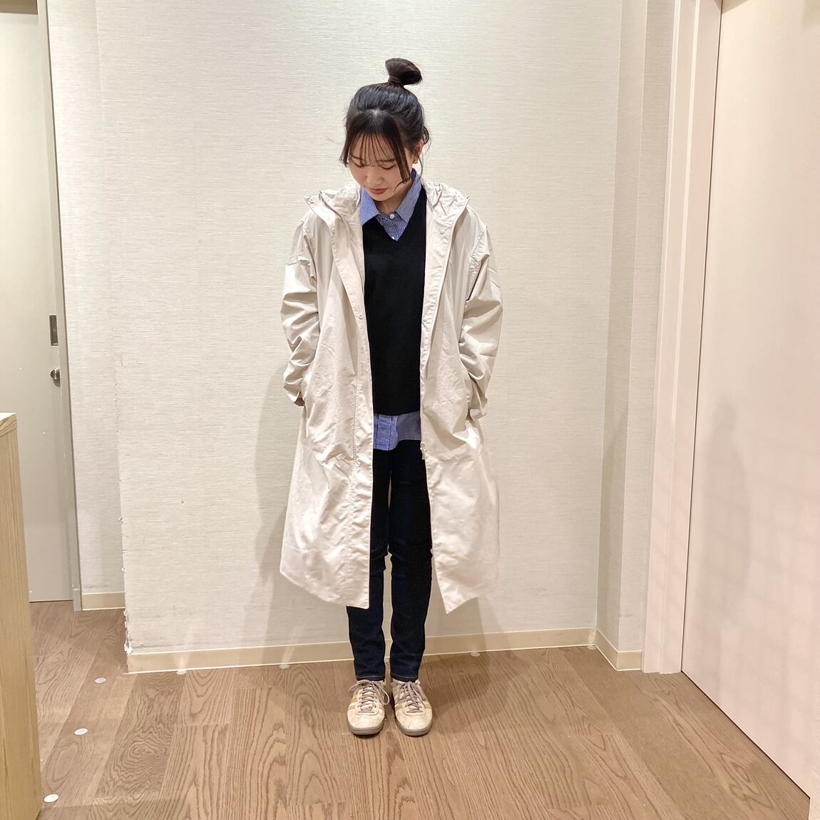 白いコートを着用した女性
