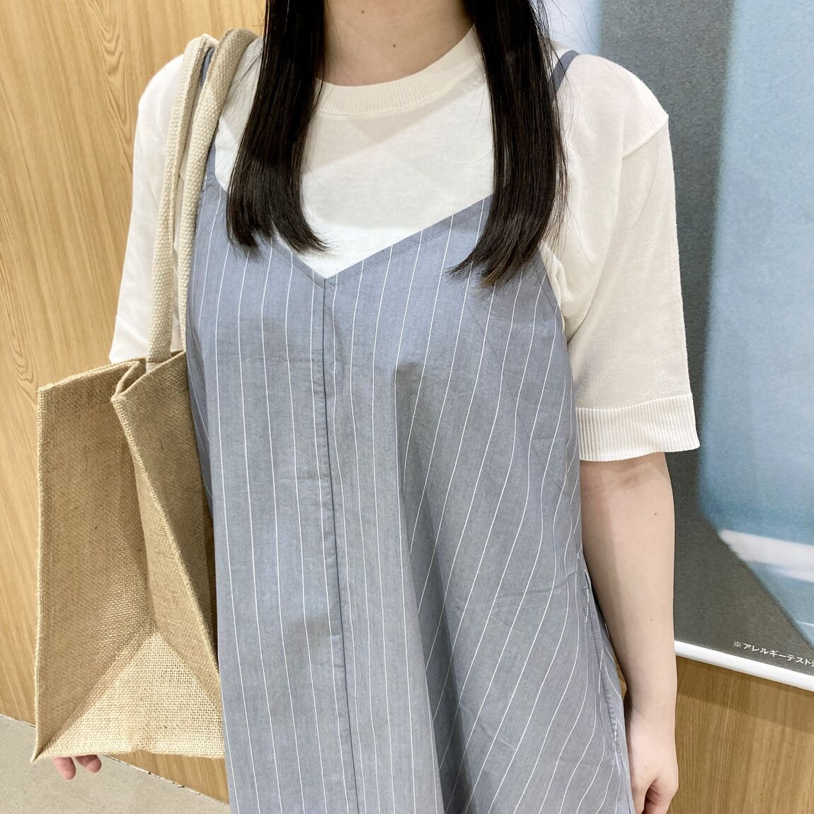ブロードワンピースを着た女性スタッフのバストアップ