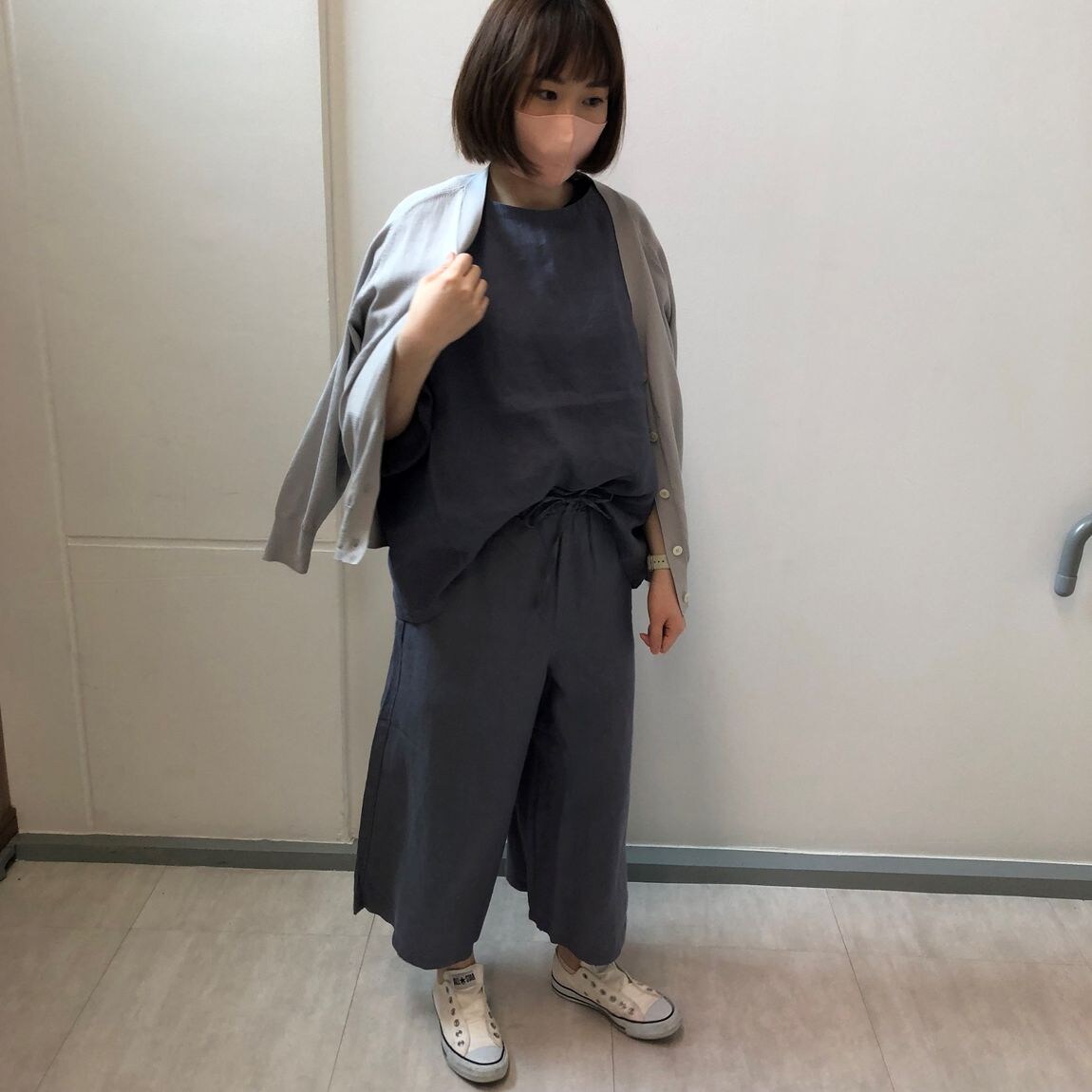 リネンセットアップの女性スタッフ