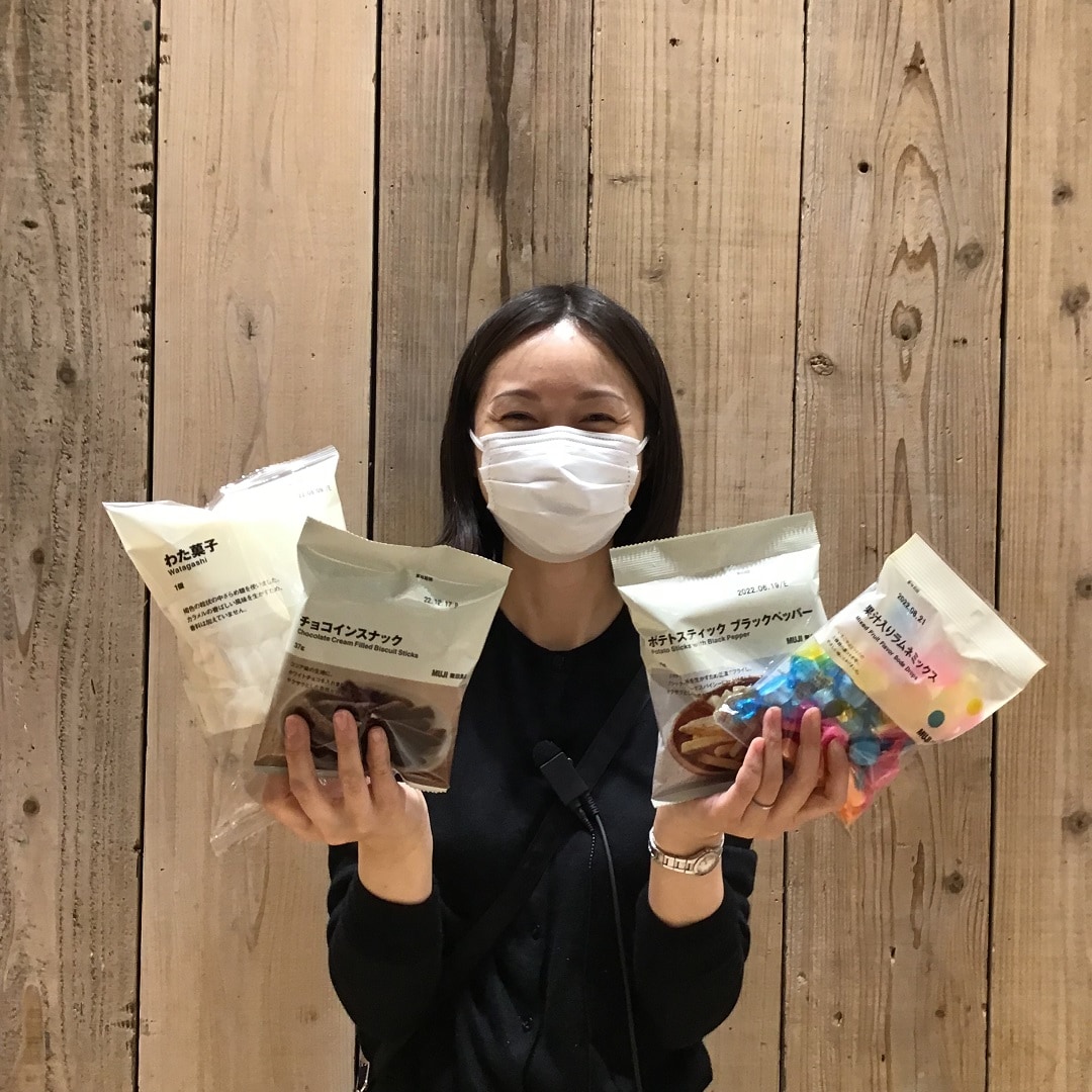 スタッフ持ちぽち菓子