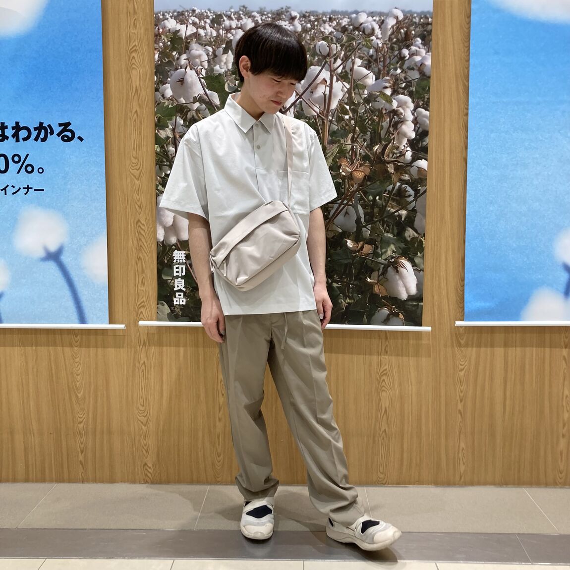 シャツを着た男性スタッフ