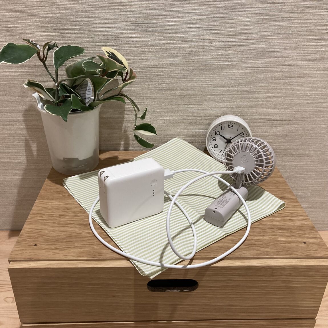 ハンディファンを充電している