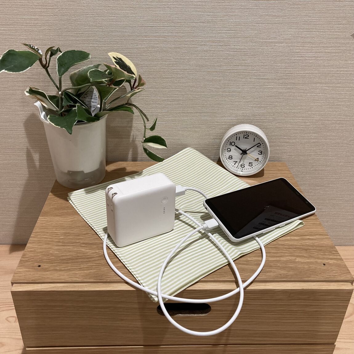 スマートフォンを充電している