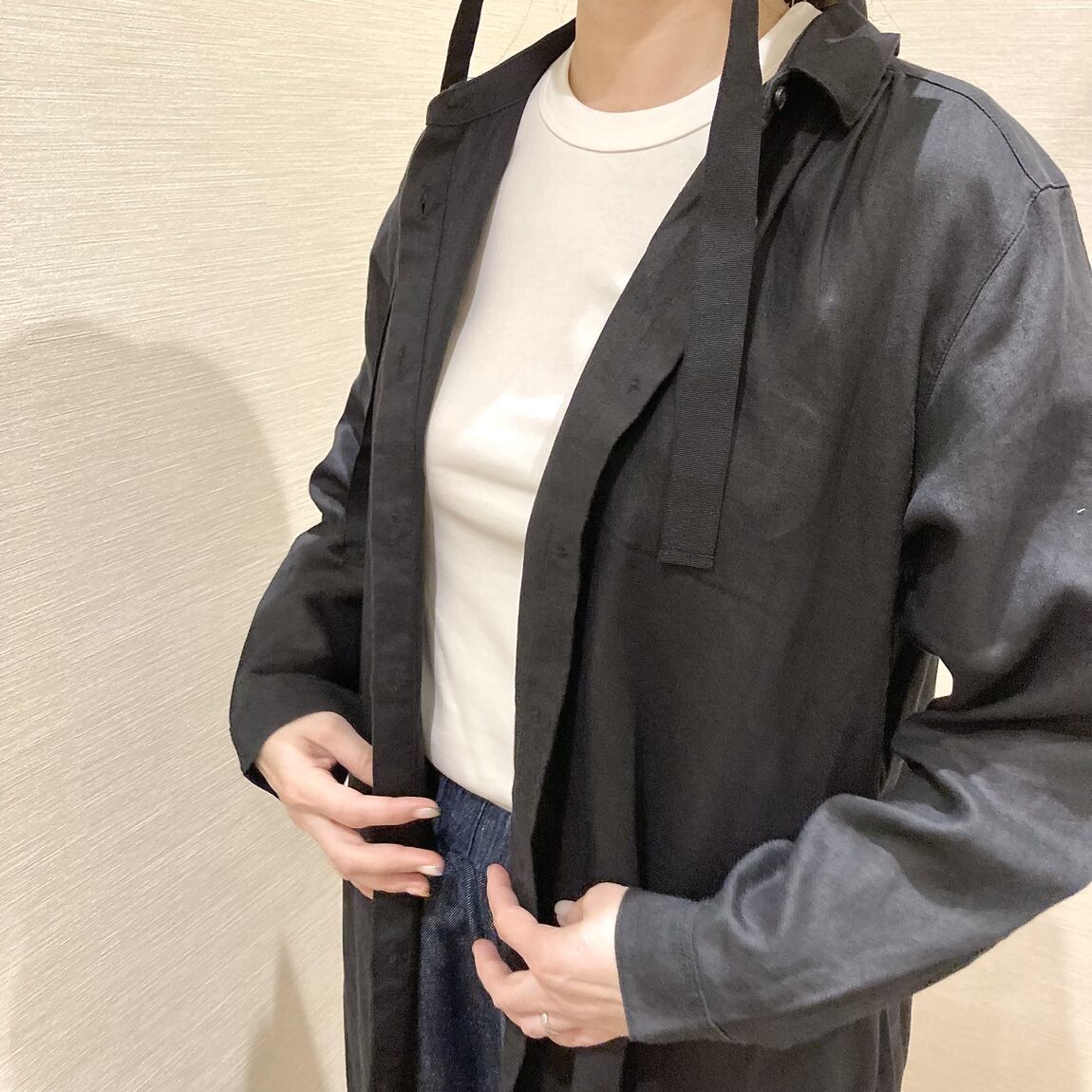 麦わら帽子と黒いワンピースを着用した女性