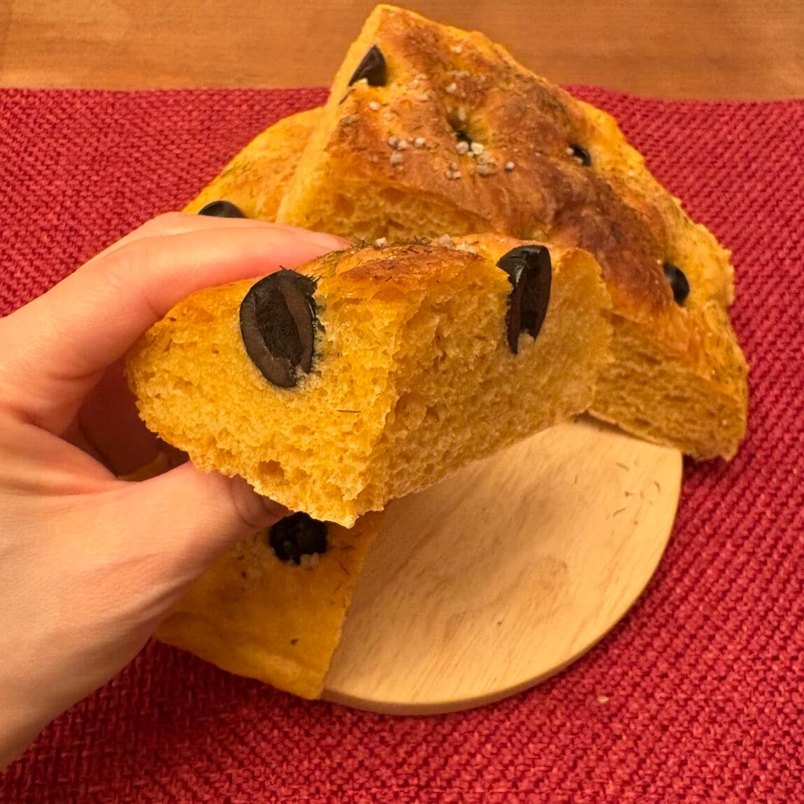 手に持ったフォカッチャ