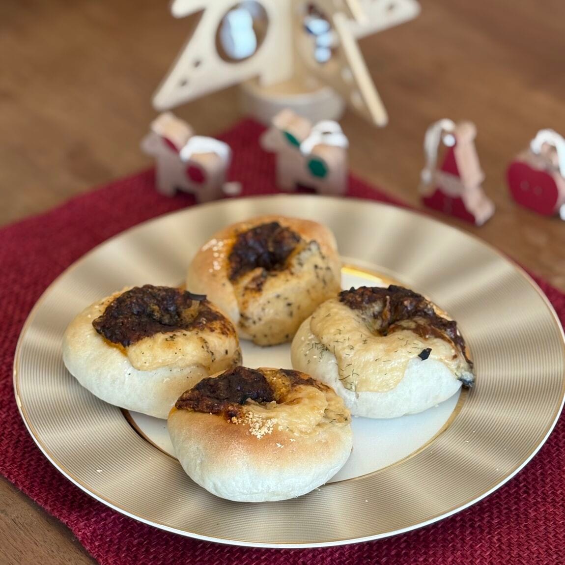 クリスマスツリーとパン