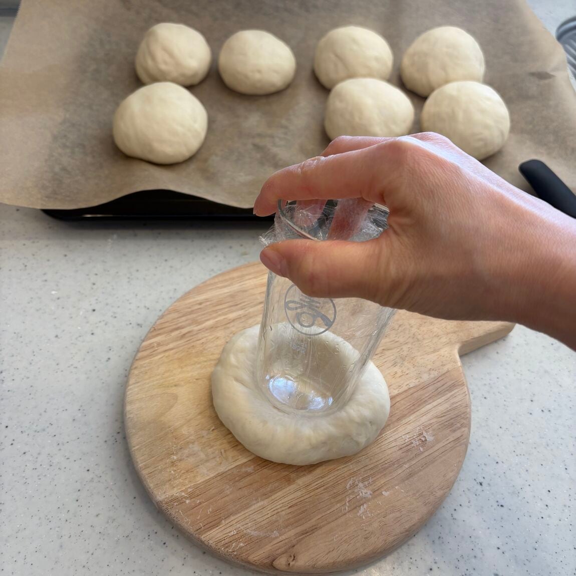 パン生地をへこませる