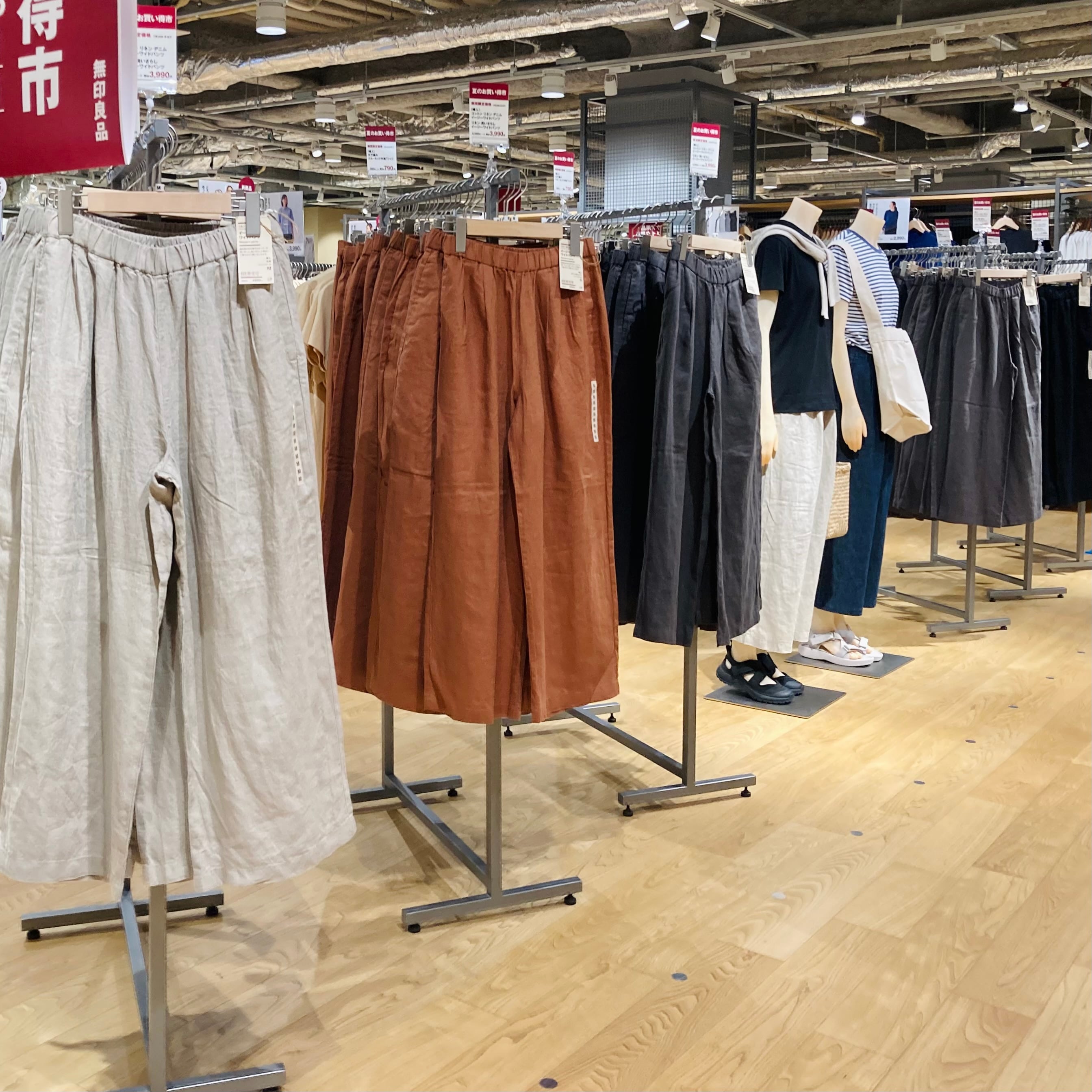 婦人リネンイージーワイドパンツ売り場の写真