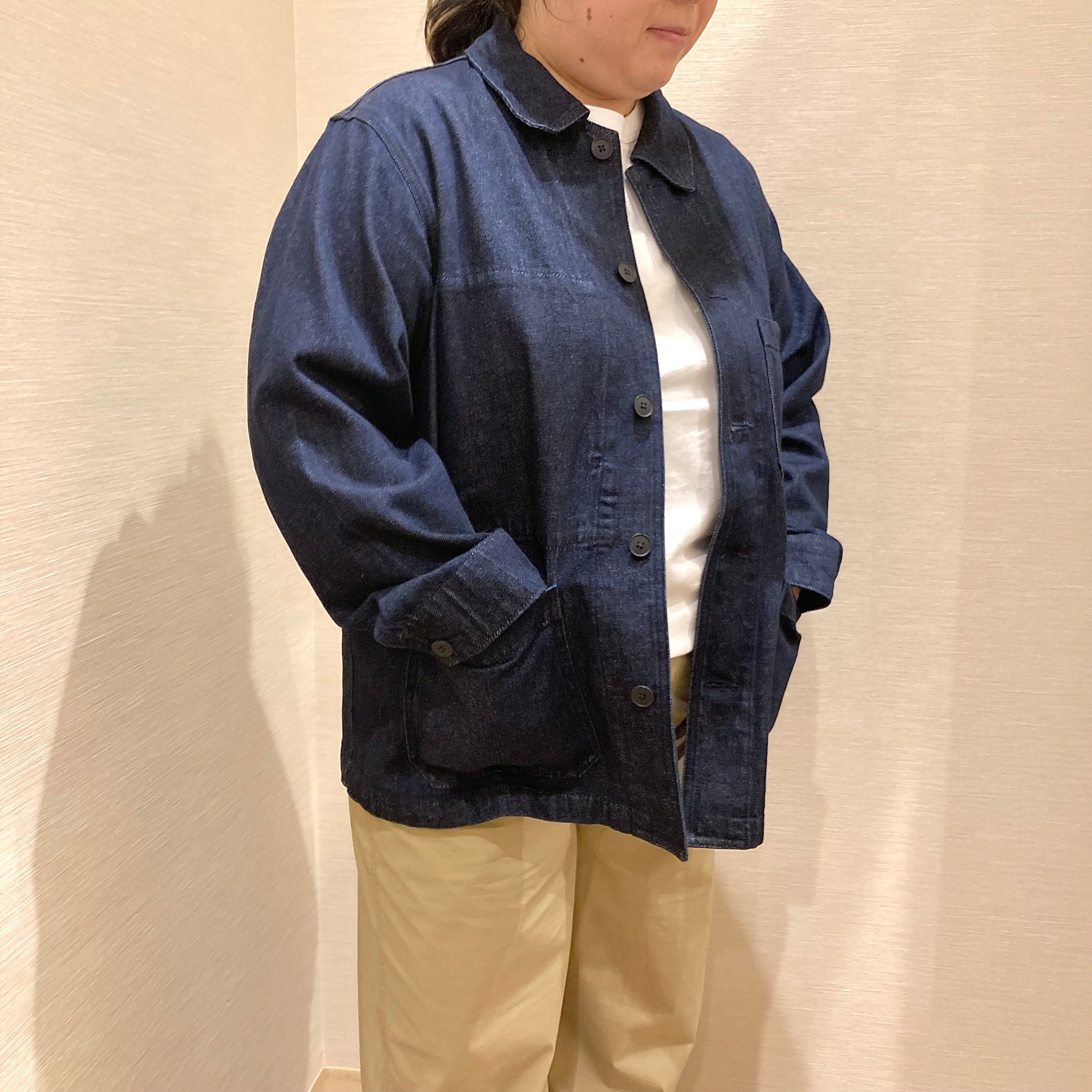 デニムジャケットを着用した女性