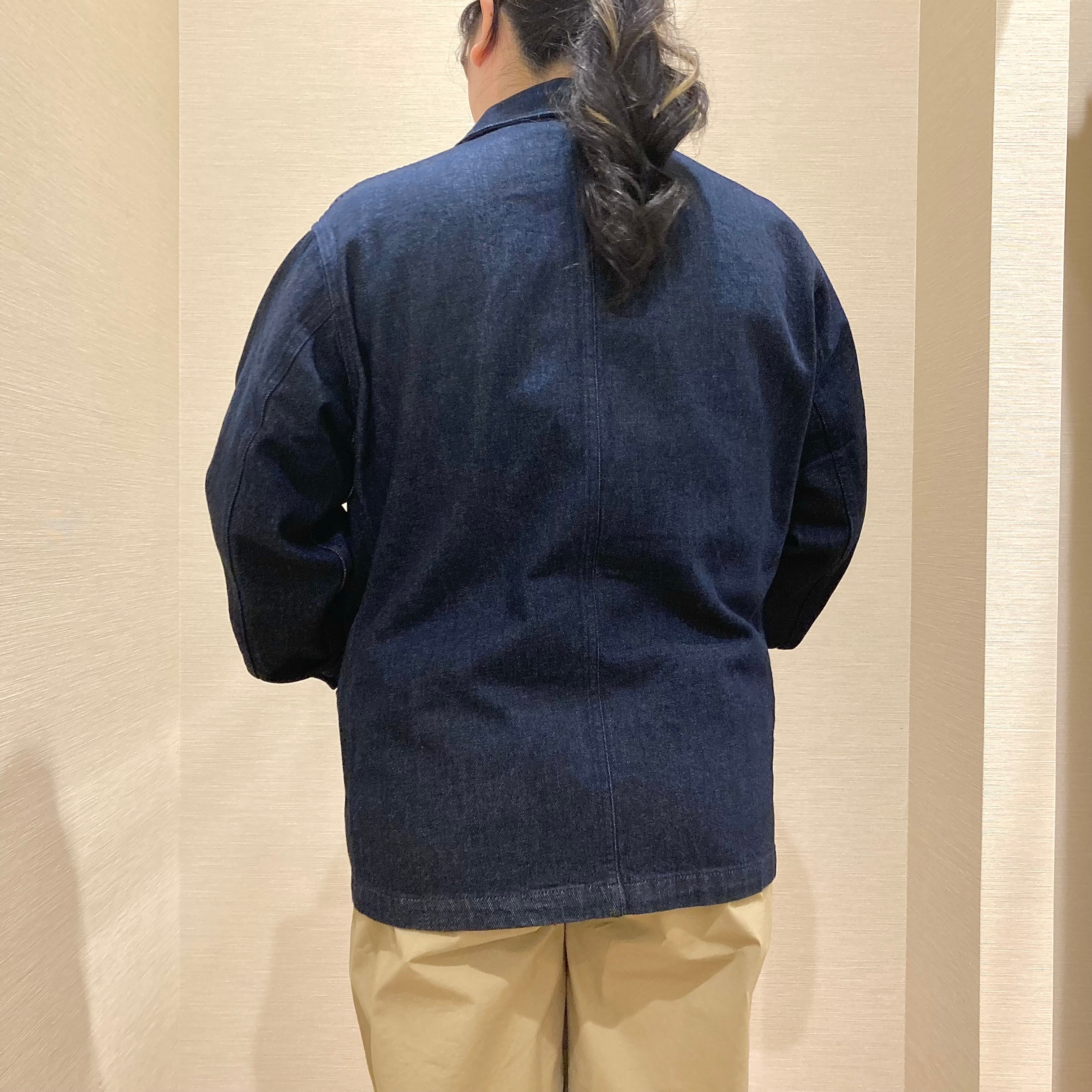 デニムジャケットを着用した女性