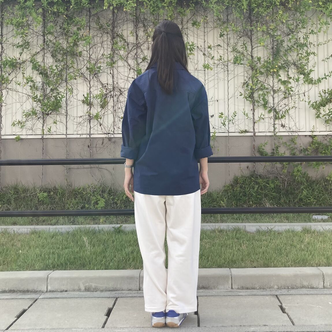 スタッフスナップ　全身　後ろ向き