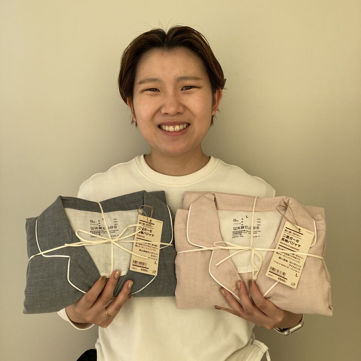 パジャマを持っている写真