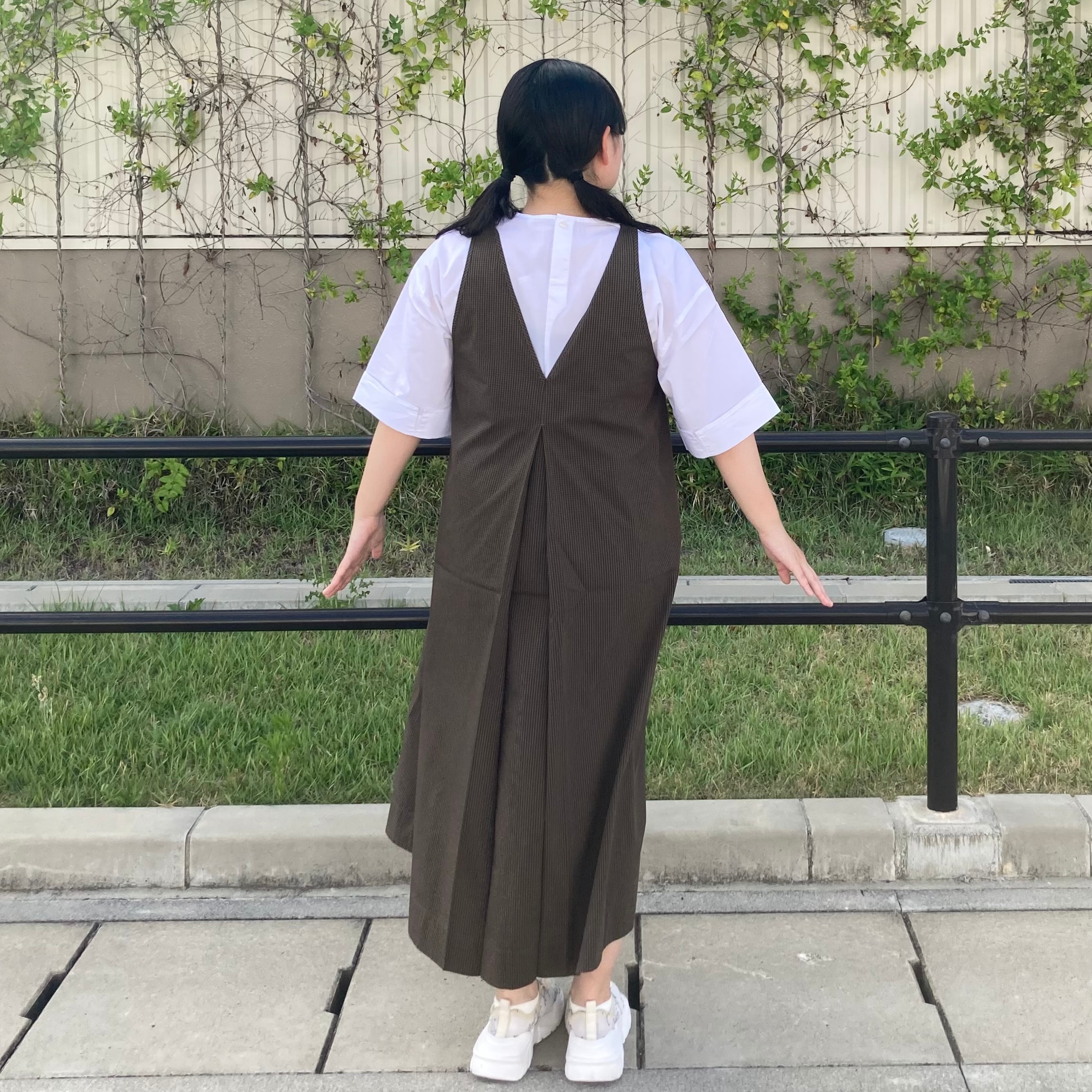 スタッフスナップ　全身　後ろ向き