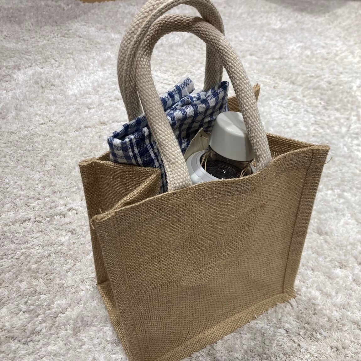 A6のバッグに水筒を入れたもの