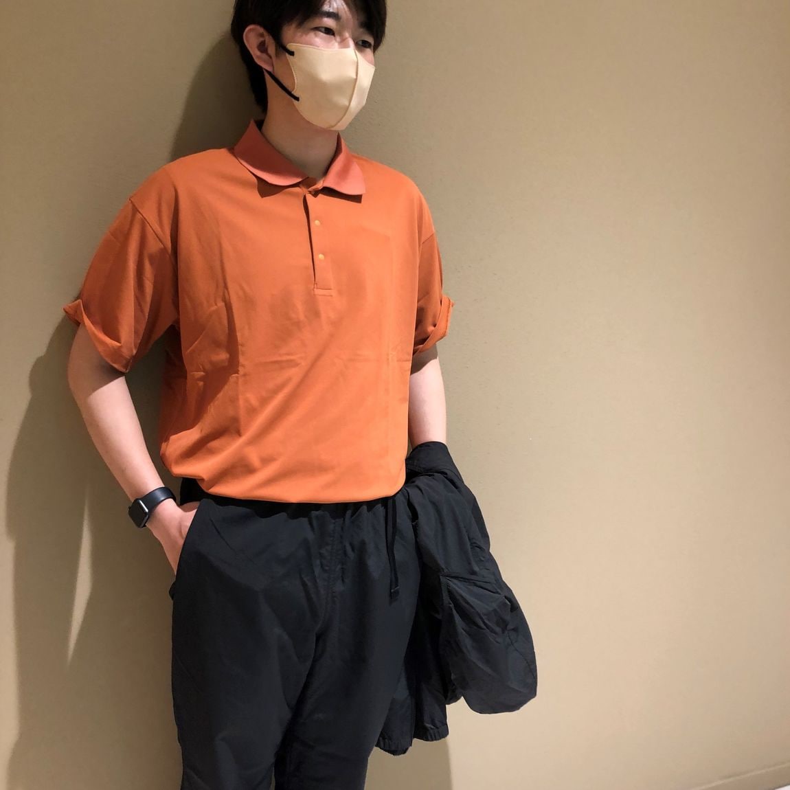 オレンジTシャツを着こなす男性スタッフ