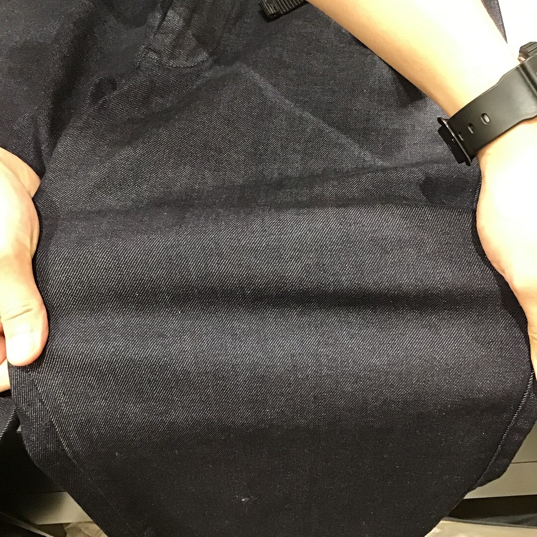 【テラスモール松戸】デニムを伸ばしている写真