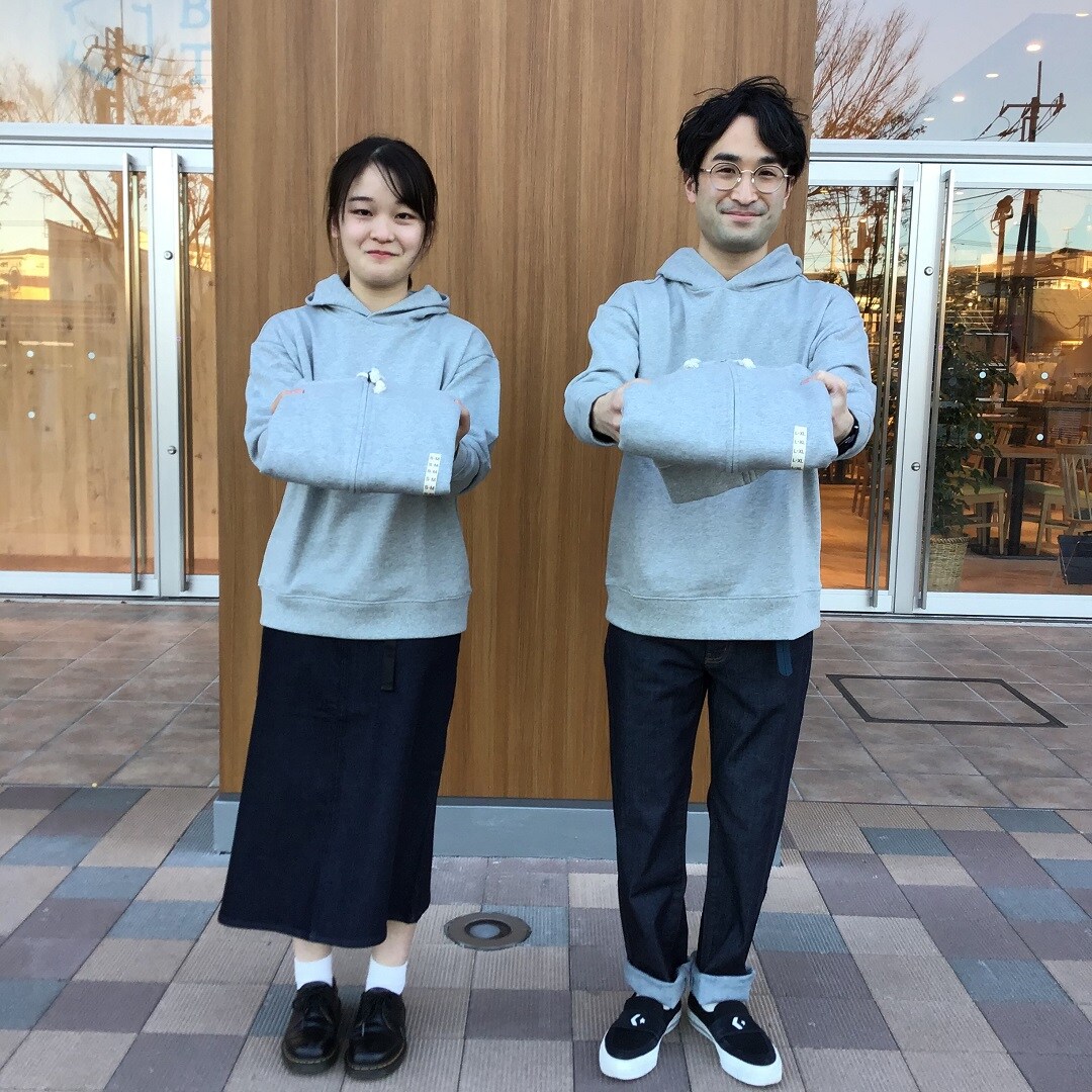 【テラスモール松戸】パーカーを出してる写真