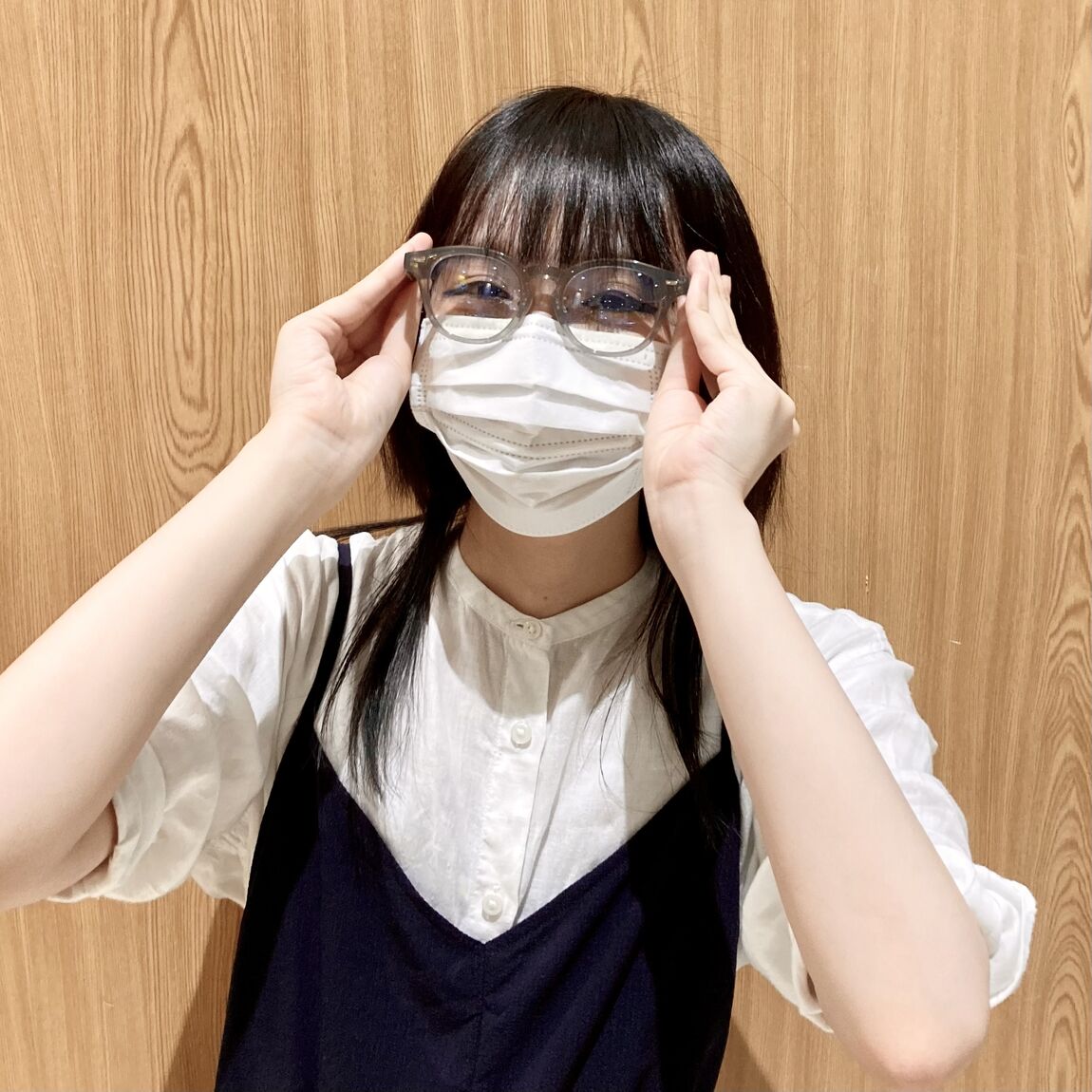 ボストン型サングラスをかけた女性スタッフ