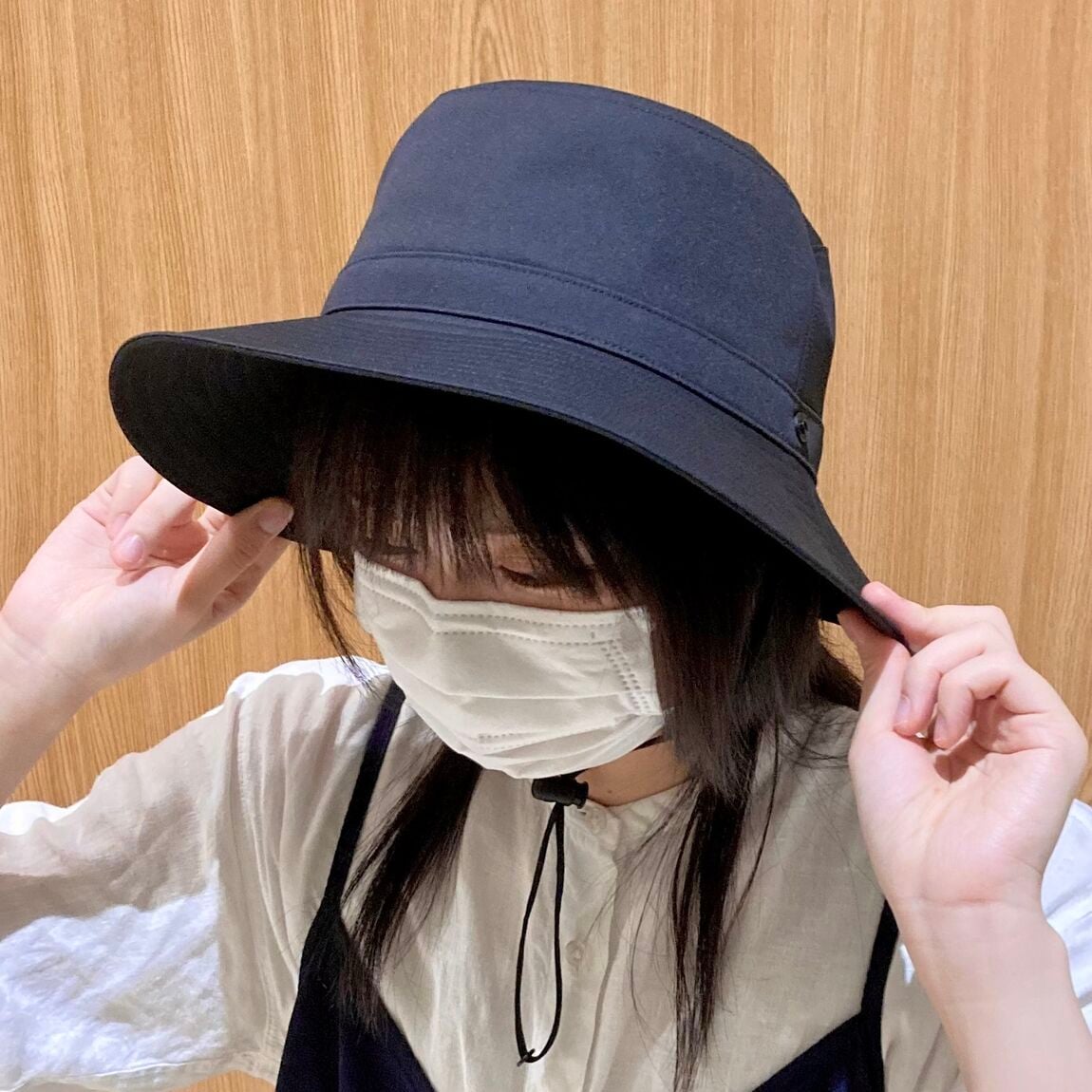 サファリハットを被った女性スタッフ