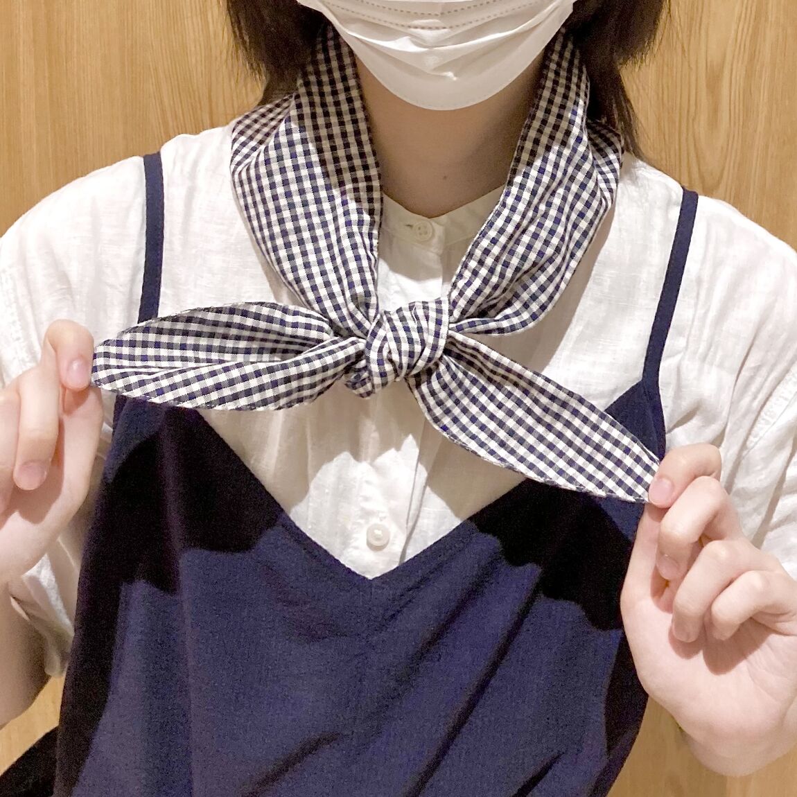 スカーフを首に巻いた女性スタッフ