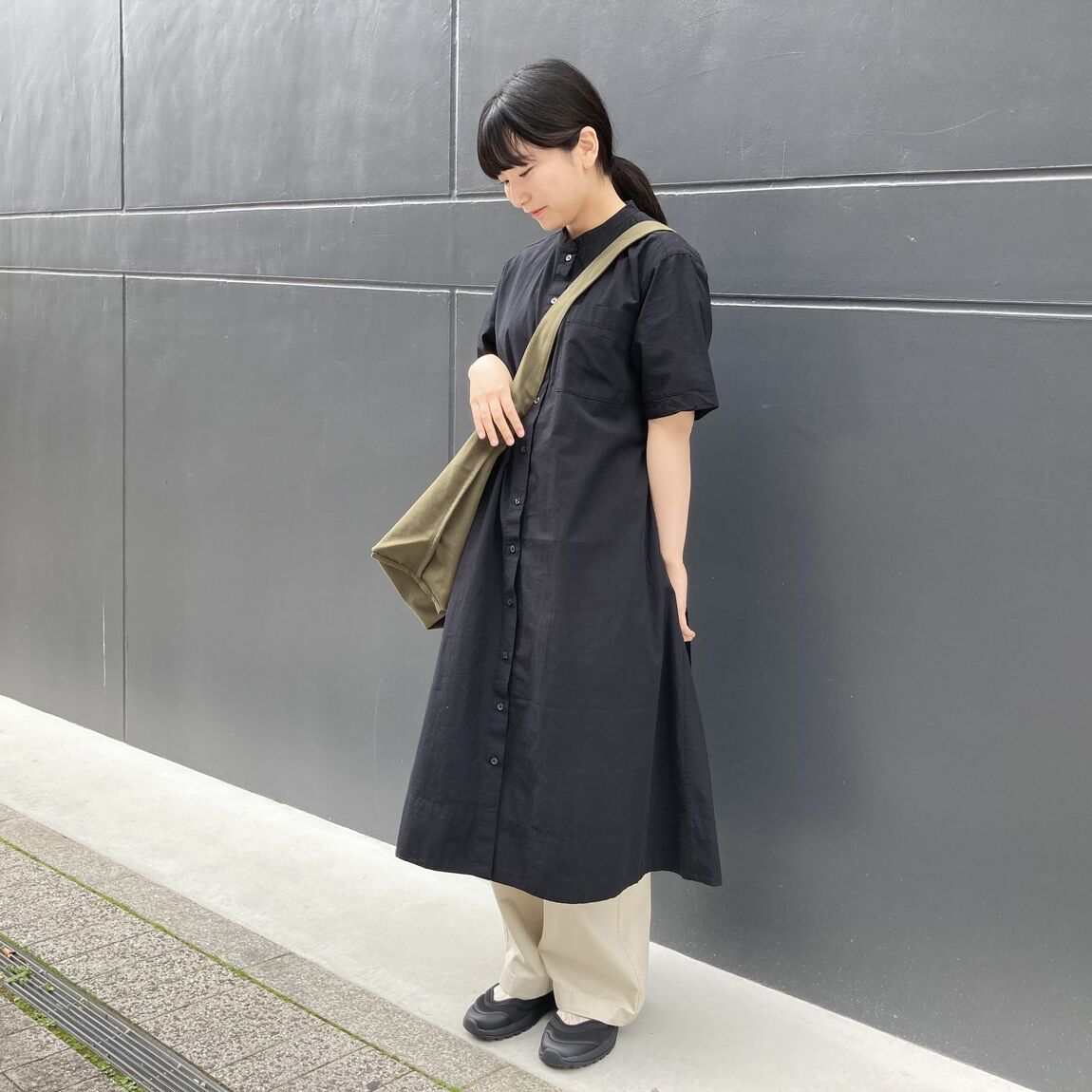 ワンピースの前を閉じた写真