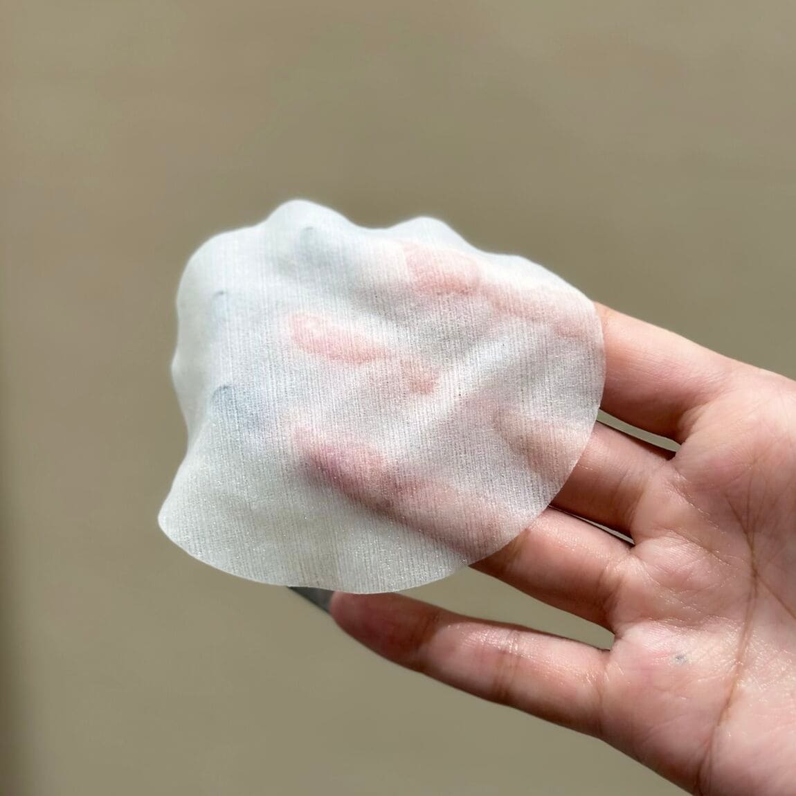 手のひらに乗せると肌がやや透ける薄さ