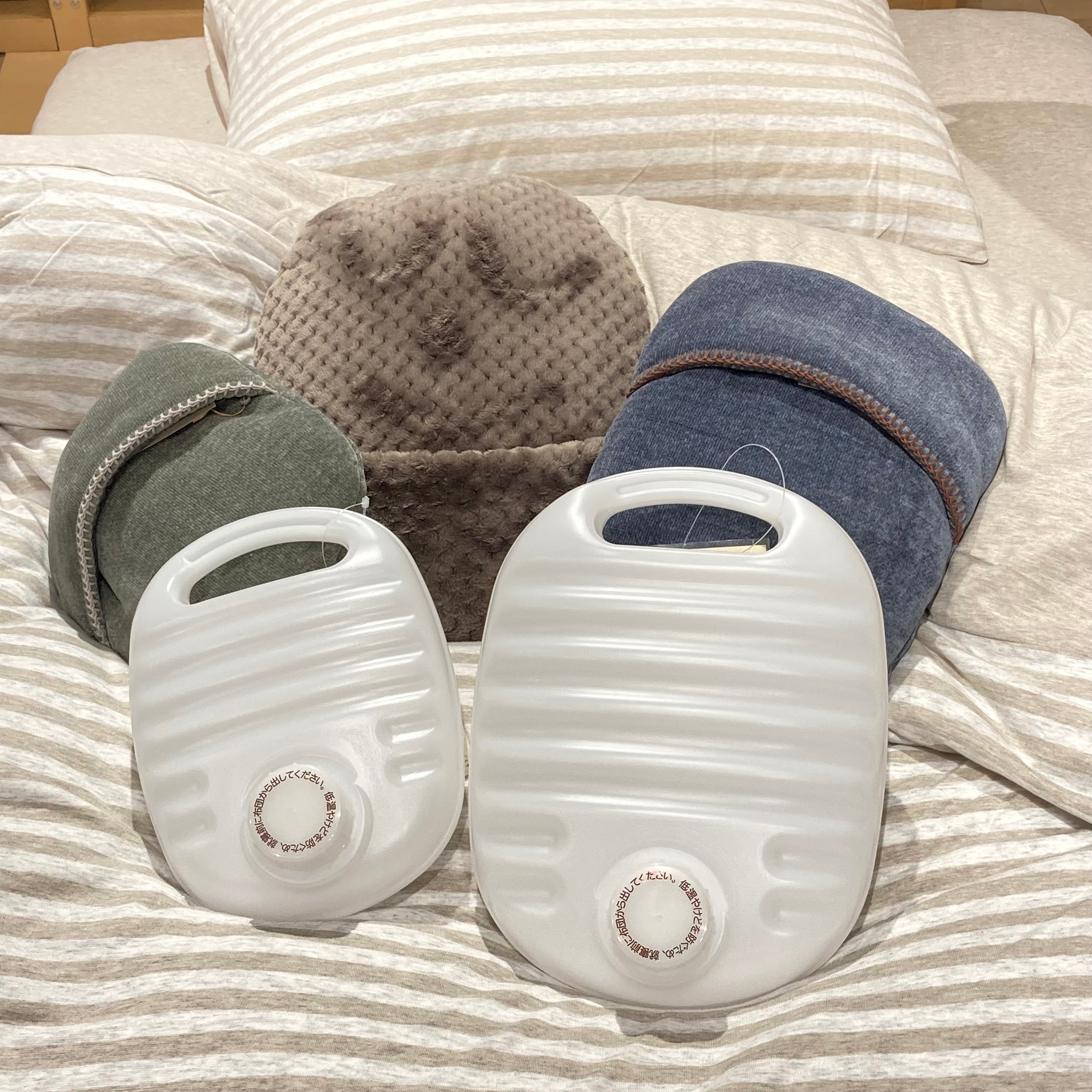布団の上の湯たんぽ