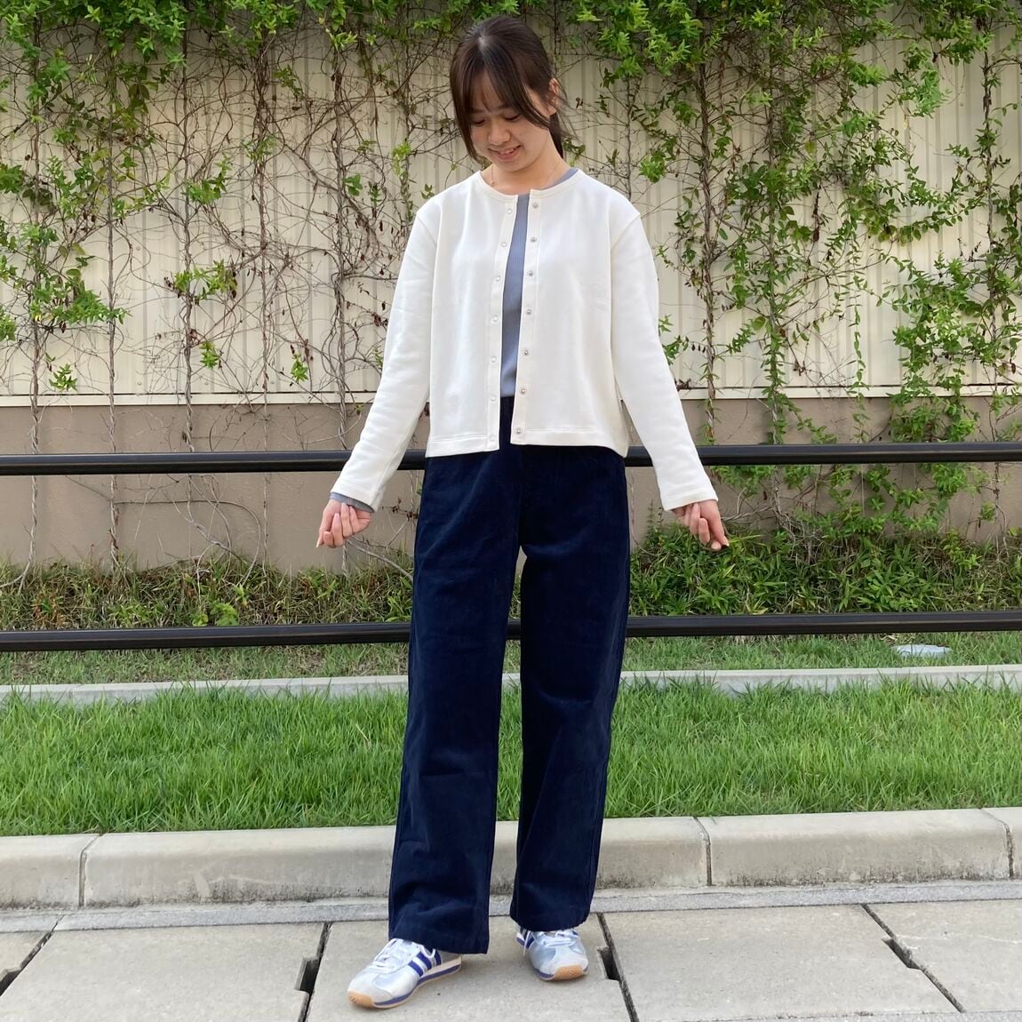 女性スタッフ　全身