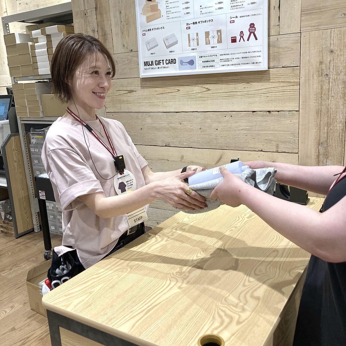 リサイクル品を受け取っているスタッフの写真