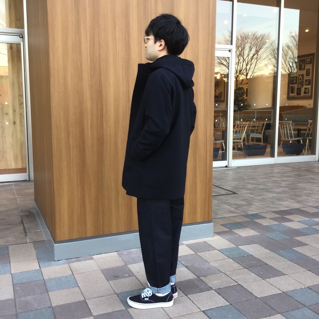 【テラスモール松戸】フード付きコート後ろ姿写真