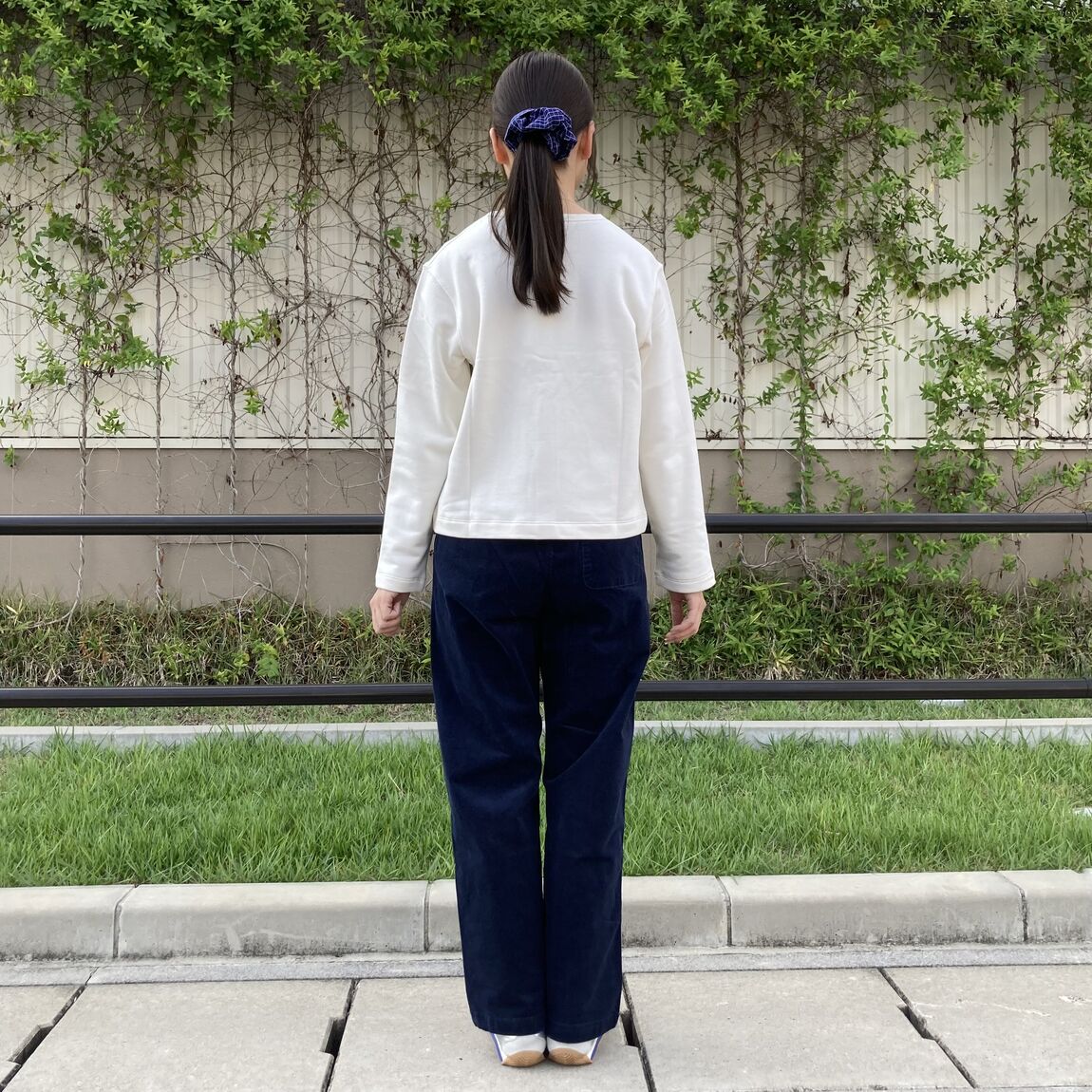 女性スタッフ　後ろ姿