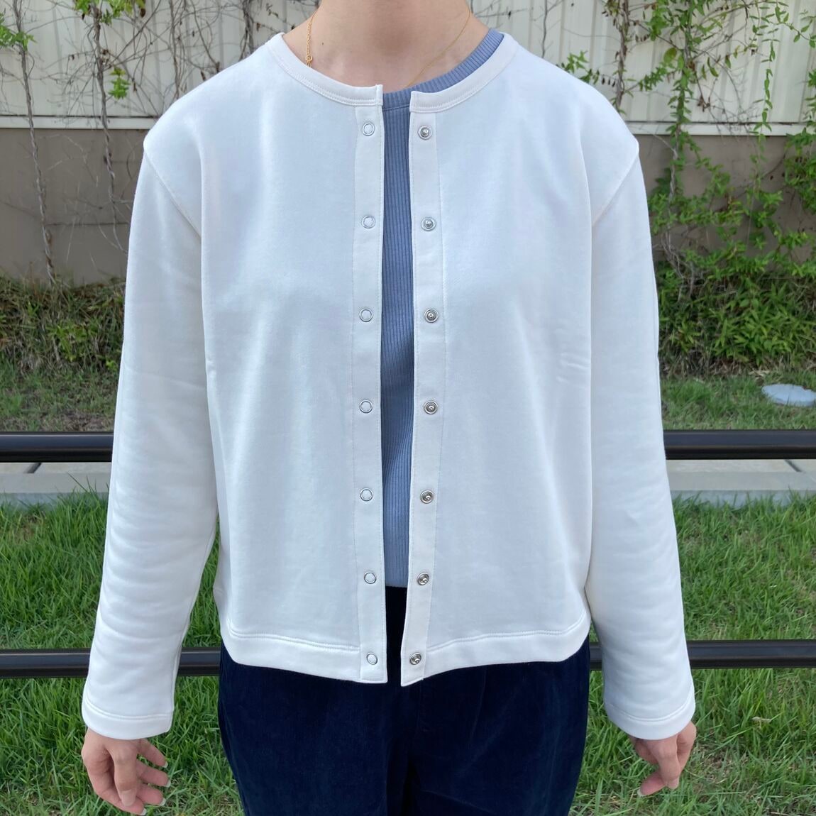 女性スタッフ　上半身