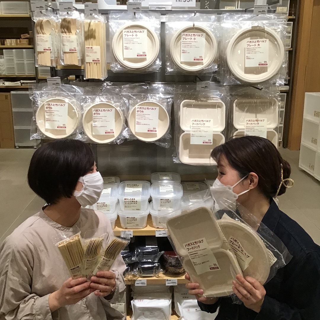 竹材商品を持っているスタッフ2人