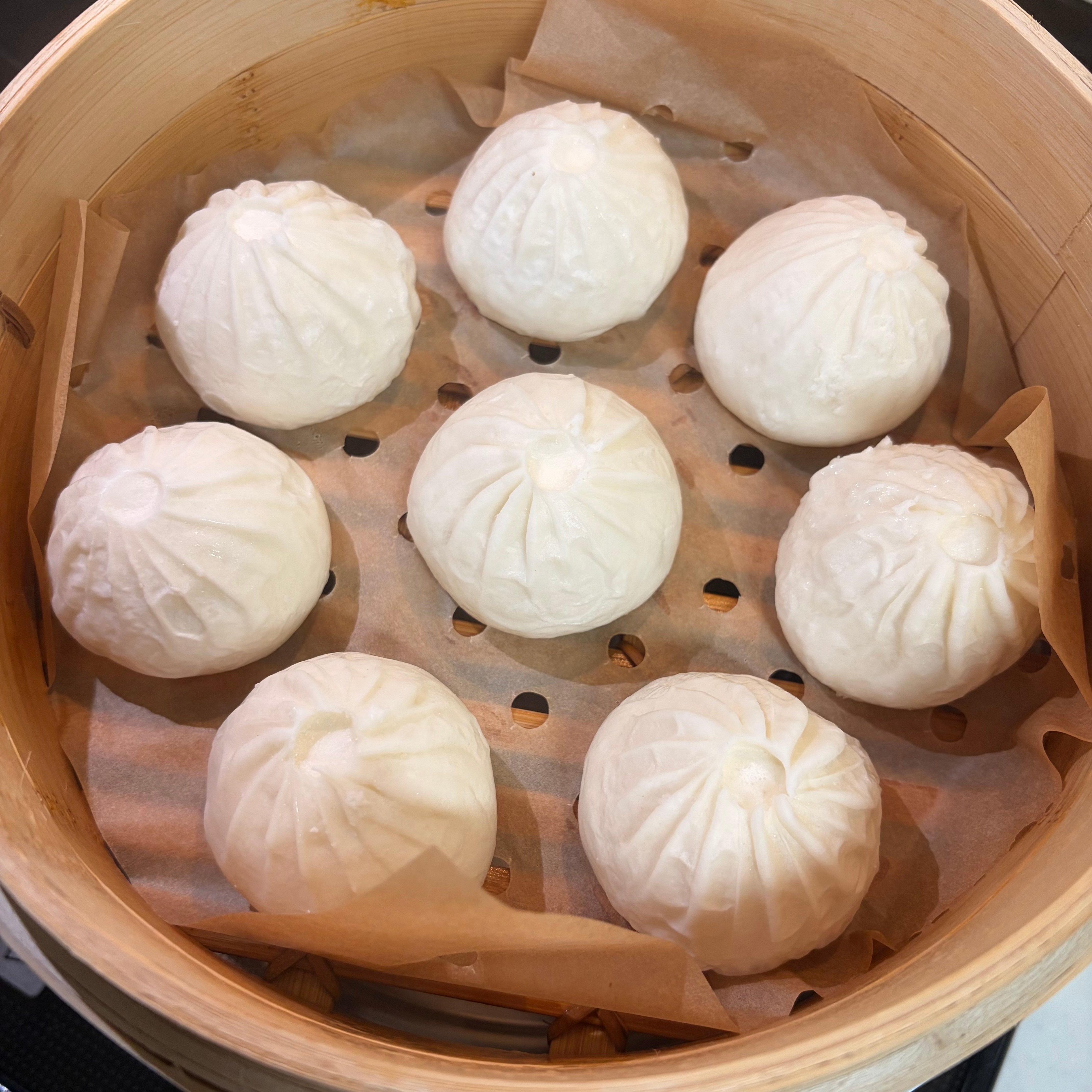 肉まんが蒸籠に並べられている写真