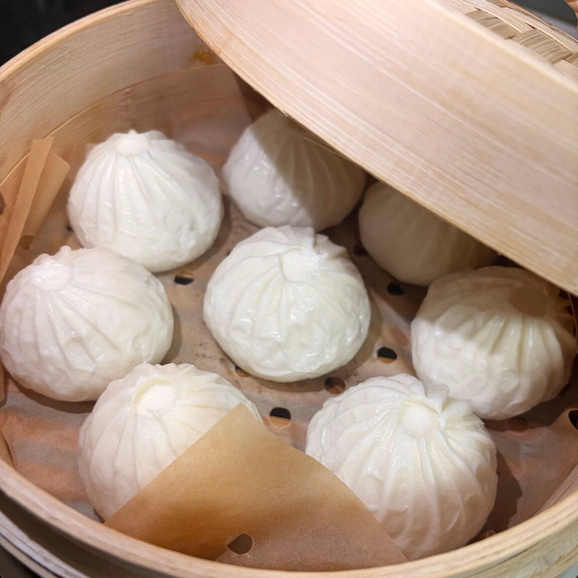 肉まんが蒸籠に並べられている写真