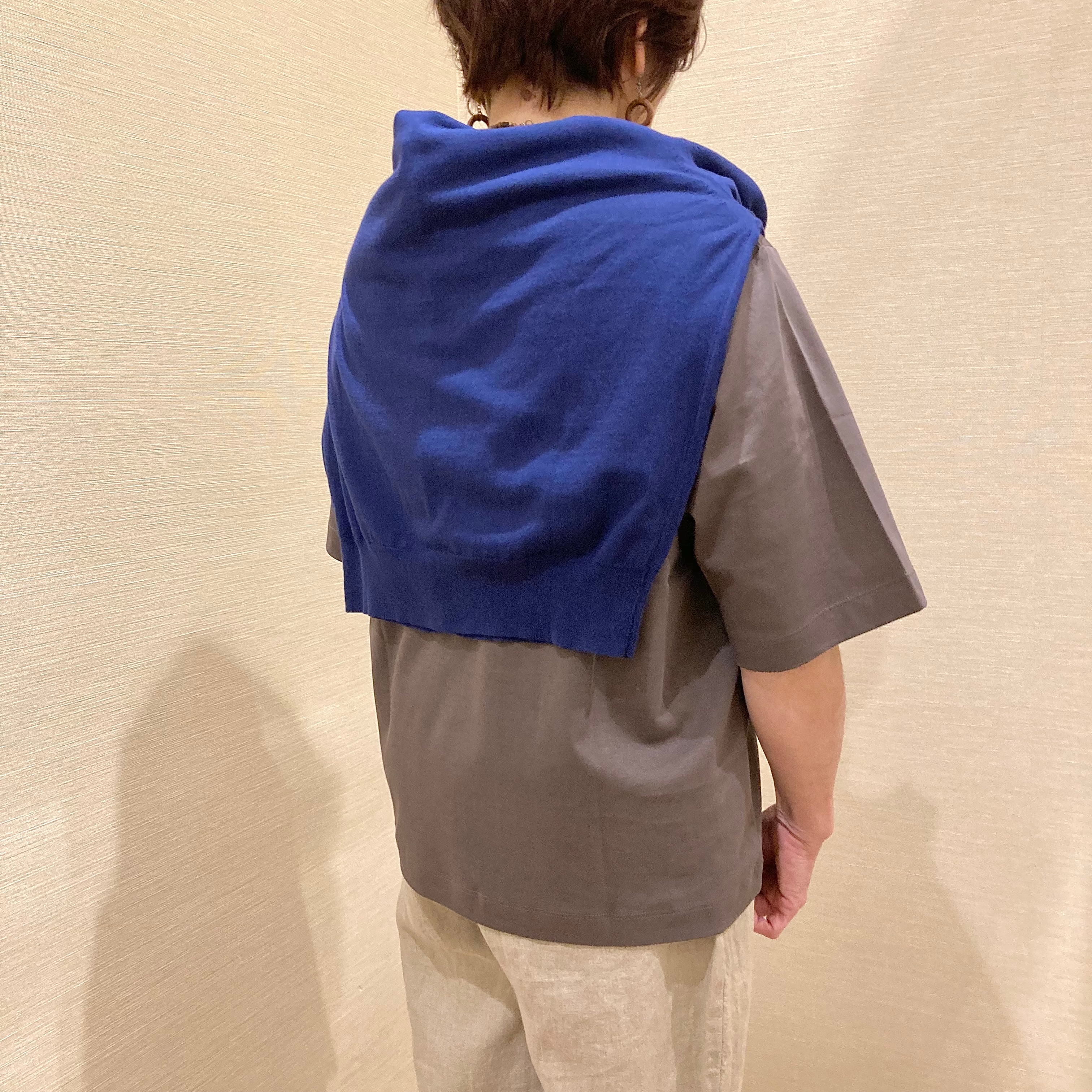 グレーのTシャツとベージュのパンツを着用した女性