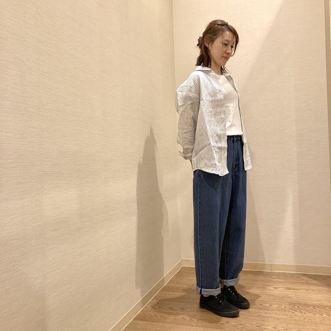 白いTシャツにデニムを着用した女性
